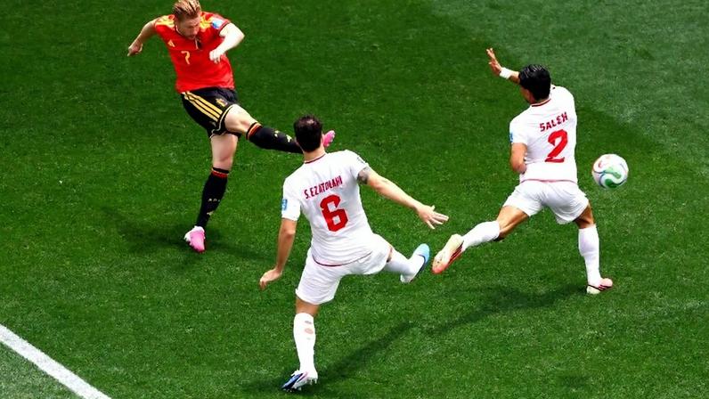 Kevin De Bruyne tenta finalização na partida entre Bélgica e Irã pela Copa do Mundo 2026