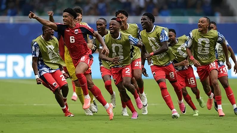 Kevin Pina e seus companheiros comemoram o gol histórico de Cabo Verde sobre o Uruguai