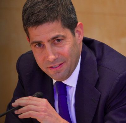 Kevin Warsh assume Fed diante de inflação persistente e cenário difícil nos EUA