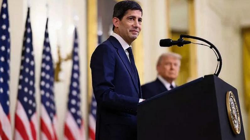 Kevin Warsh, presidente do Federal Reserve, com o presidente Donald Trump ao fundo (Foto: Daniel Torok/Official White House)