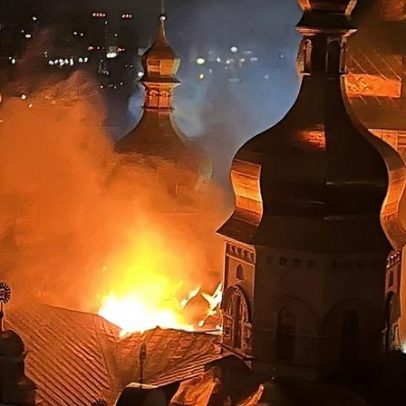Ataques russos deixam monastério histórico de Kiev em chamas