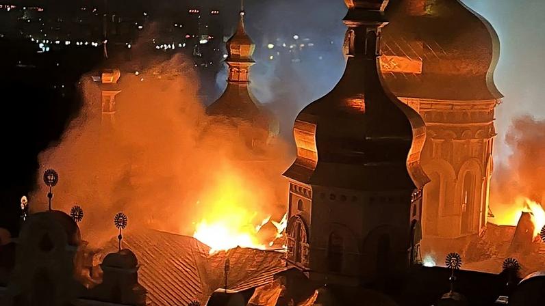 Chamas atingem o telhado da Catedral da Dormição, no complexo Kyiv-Pechersk Lavra, em Kiev; incêndio foi apagado por equipes de emergência