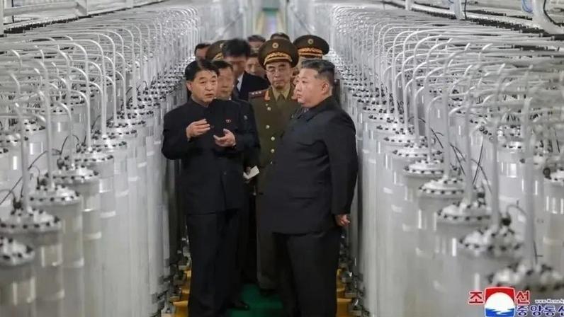 Líder norte-coreano Kim Jong-un observa as instalações da nova fábrica de produção de materiais nucleares (agência de notícias estatal KCNA/Divulgação)