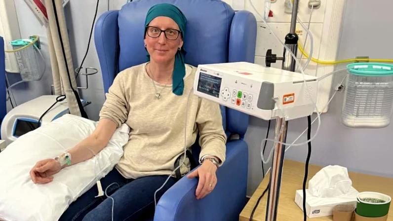 Kim Oakhill recebeu um diagnóstico errado e precisou de dois anos para que acertassem o que ela tinha — Foto: Reprodução/redes sociais