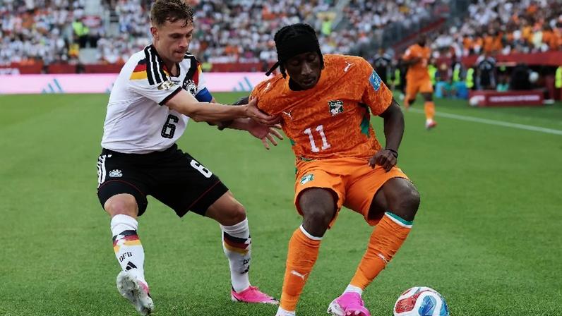 Kimmich acompanha Diomande de perto na partida entre Alemanha e Costa do Marfim pela Copa do Mundo 2026