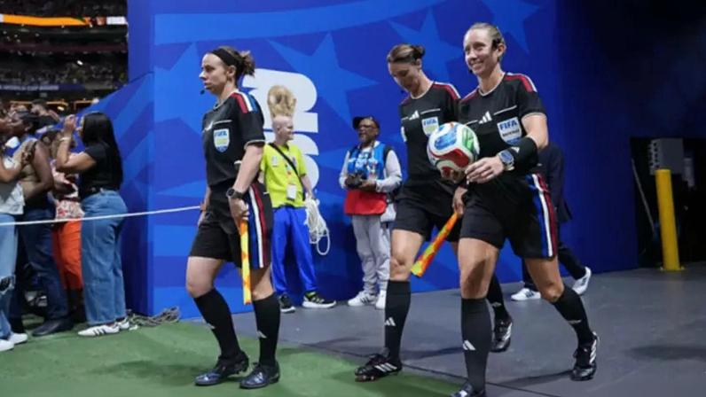 Trio de árbitras durante partida nesta quinta-feira, 18