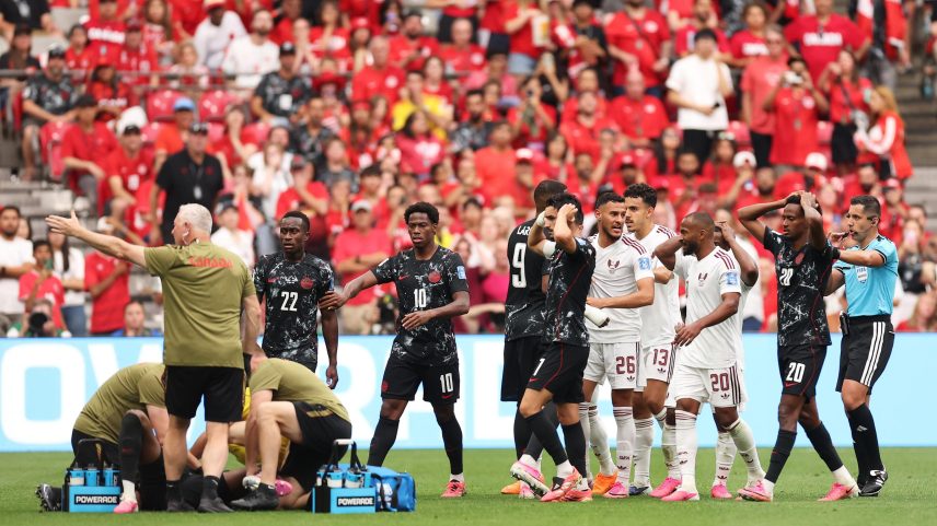 Foto colorida dos jogadores de Canadá e Catar - Metrópoles