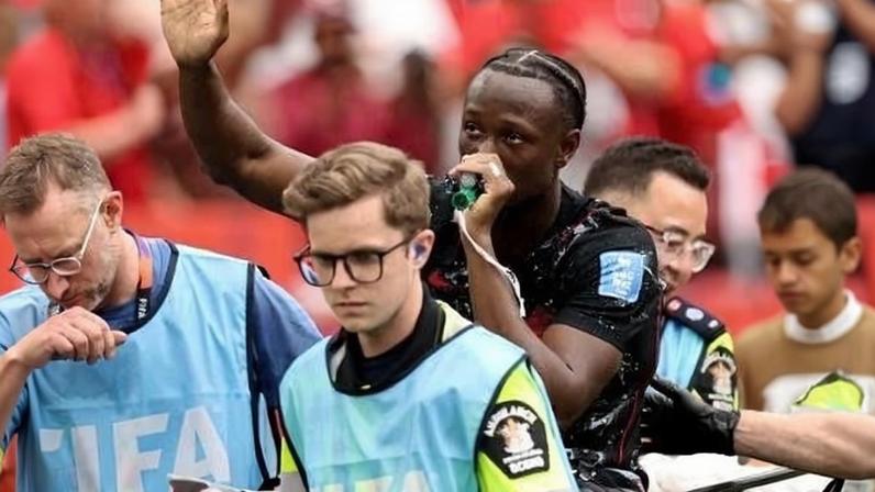 Koné deixa o gramado na maca após sofrer grave lesão na Copa