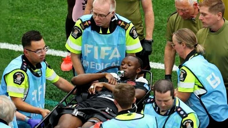 Koné, do Canadá, foi retirado de maca do campo em Vancouver