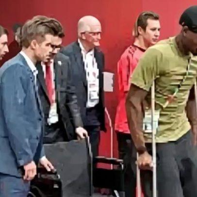 Koné retorna ao estádio e é ovacionado pela torcida em Canadá x Suíça