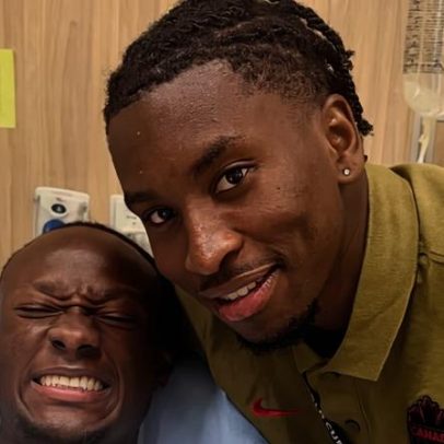 Koné aparece no hospital após fratura na perna em campo