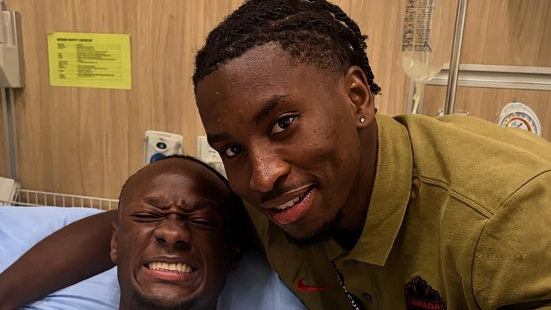 Koné aparece em foto ao lado de Moïse Bombito no hospital após sofrer fratura na perna em campo