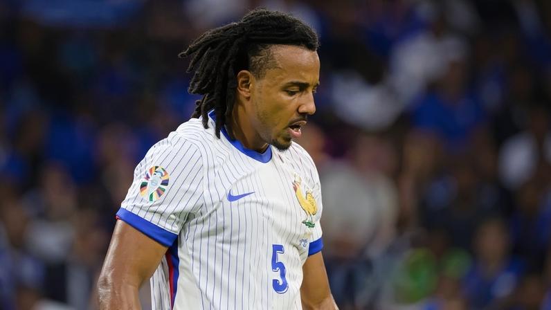 Koundé, da França, se lamenta durante jogo contra a Espanha na Eurocopa