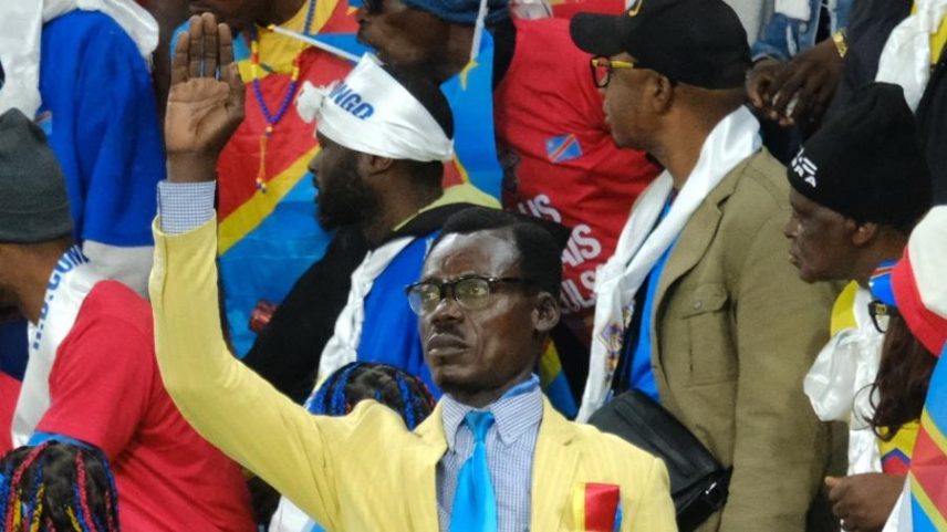 Kuka Muladinga, torcedor da RD Congo, imita Patrice Lumumba durante jogo da Copa Africana de Nações