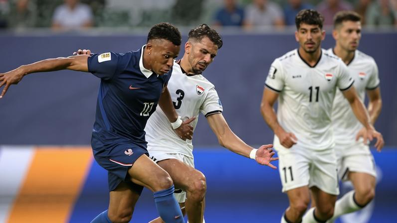 Kylian Mbappé e Hussein Ali disputam a bola em França x Iraque, pela Copa do Mundo