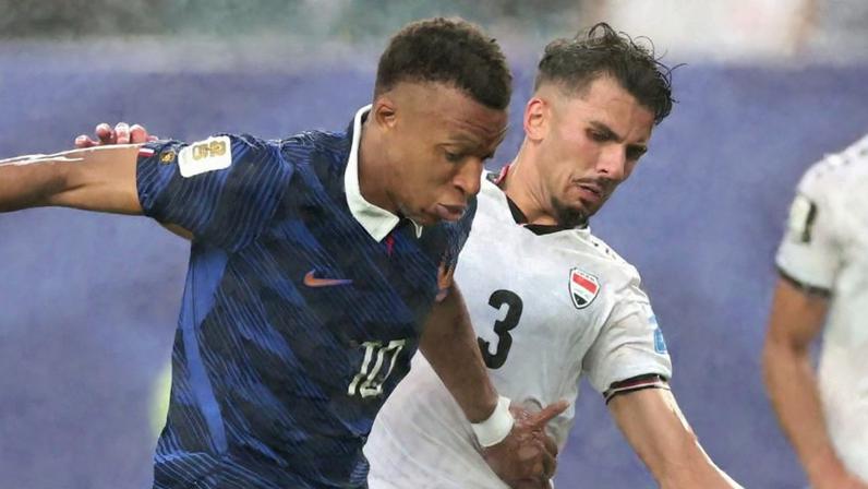 Kylian Mbappé e Hussein Ali disputam a bola em França x Iraque, pela Copa do Mundo