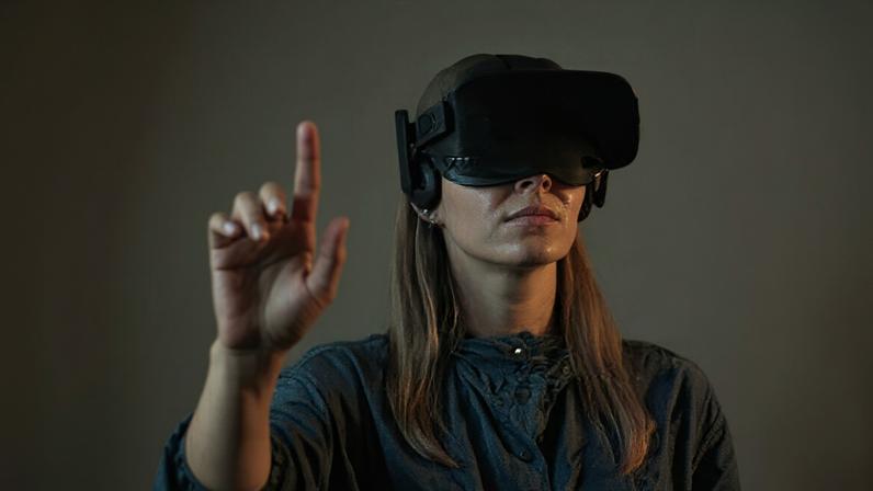 Mulher usa óculos inteligente com IA e interage com uma tela virtual