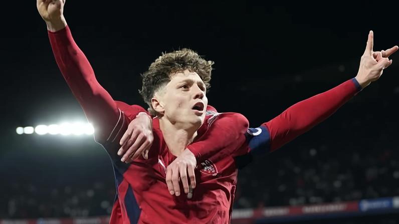 Ladislav Krejci, da República Tcheca, festeja o gol contra Dinamarca