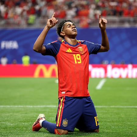 Lamine Yamal celebra gol em Espanha x Arábia Saudita, na Copa do Mundo
