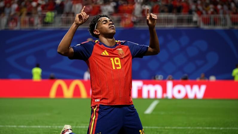 Lamine Yamal celebra gol em Espanha x Arábia Saudita, na Copa do Mundo