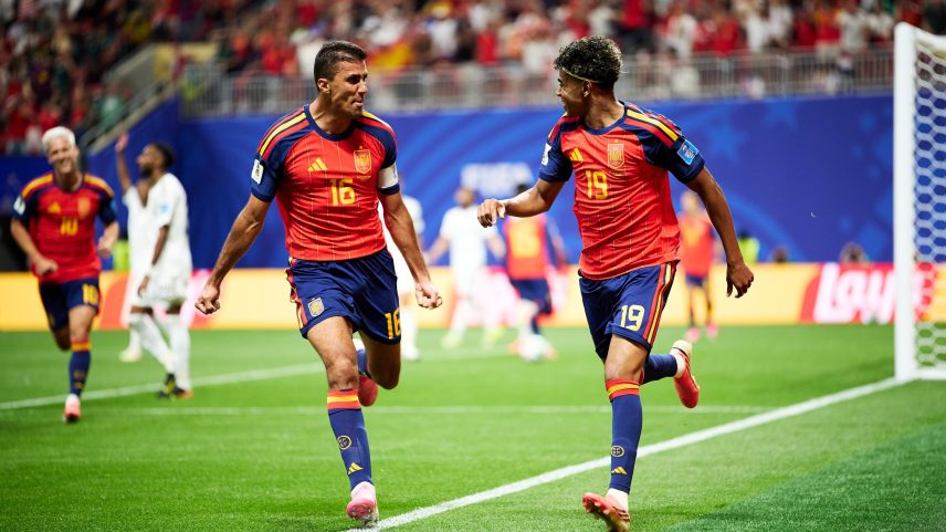 Imagem de Lamine Yamal e Rodri comemorando gol pela Espanha na Copa do Mundo - Metrópoles
