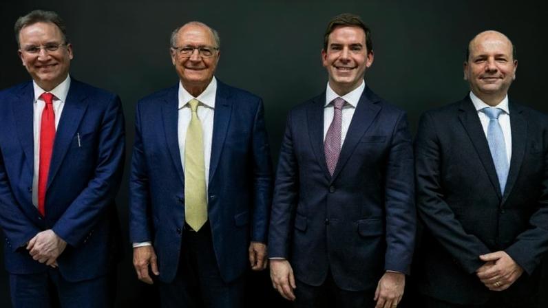 Aporte modernizará fábricas, ampliará engenharia e trará novas tecnologias aos veículos produzidos no Brasil; na imagem, da esquerda para a direita: o presidente da General Motors América do Sul, Thomas Owsianski; o vice-presidente da República, Geraldo Alckmin; o vice-presidente da GM América do Sul, Fabio Rua; e o diretor-executivo de engenharia de produto da General Motors América do Sul, Ricardo Fanucchi