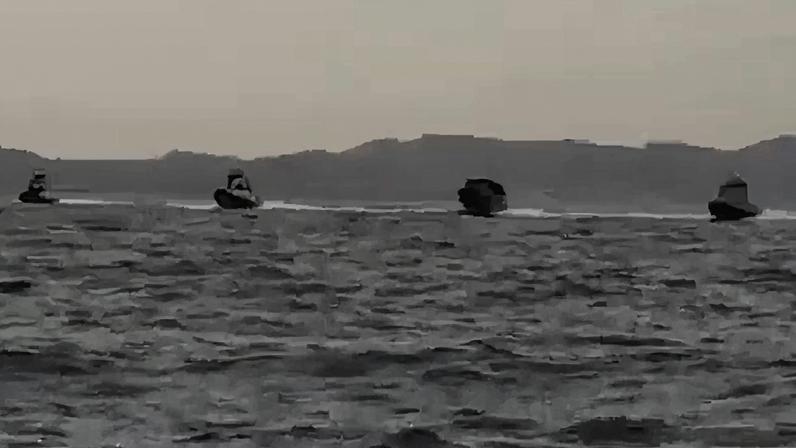 Lanchas de ataque do Irã são vistas no Estreito de Ormuz