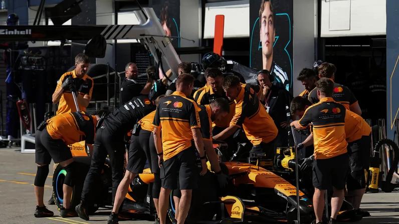 Lando Norris nos boxes do GP do Canadá pela F1 2026 (Foto: Cristobal Herrera-Ulashkevich / POOL / AFP)