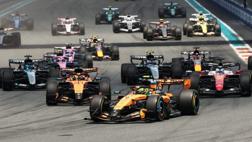 Lando Norris lidera pelotão na sprint do GP de Miami na F1 2026 (Foto: CHARLY TRIBALLEAU / AFP)