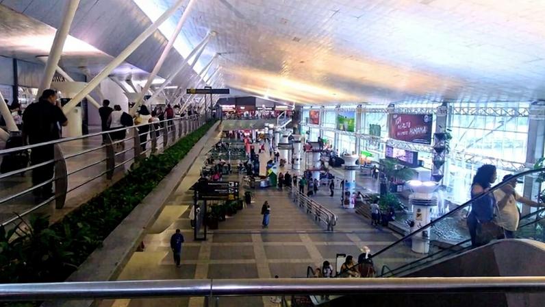 vista do terminal do aeroporto de Belém com pessoas caminhando