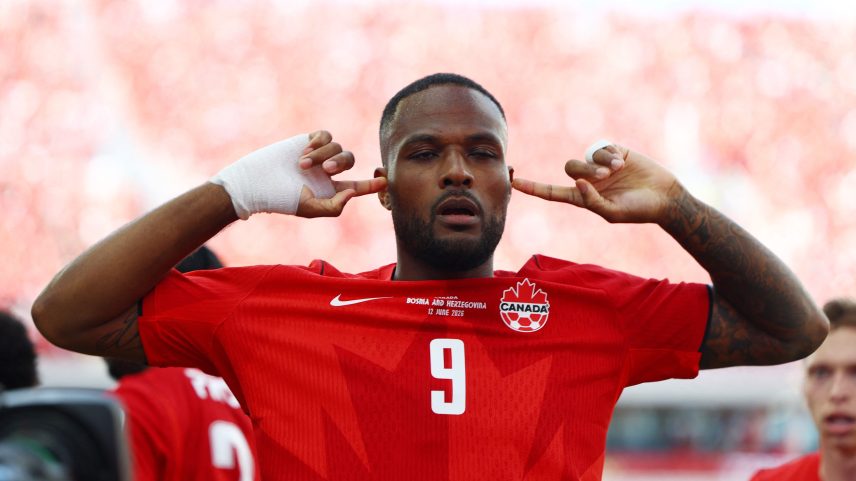 Cyle Larin comemora o gol do Canadá à lá Memphis Depay — Foto: Claudia Greco/Reuters