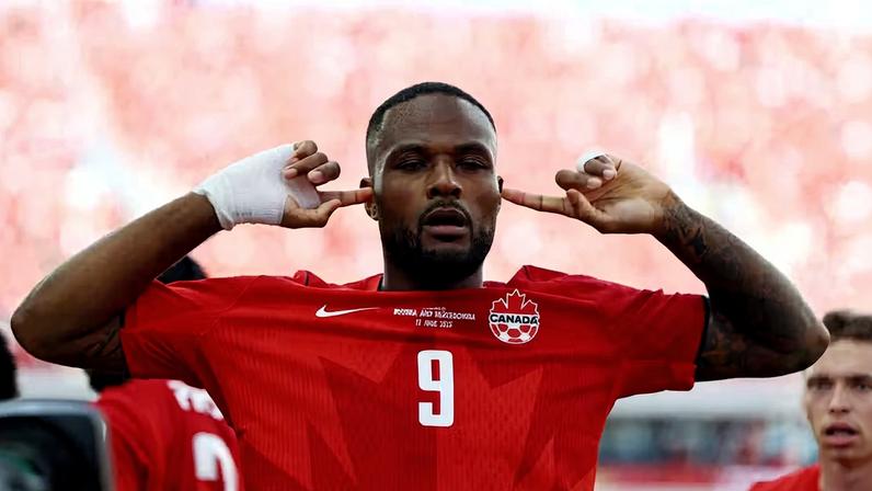 Cyle Larin comemora o gol do Canadá à lá Memphis Depay — Foto: Claudia Greco/Reuters