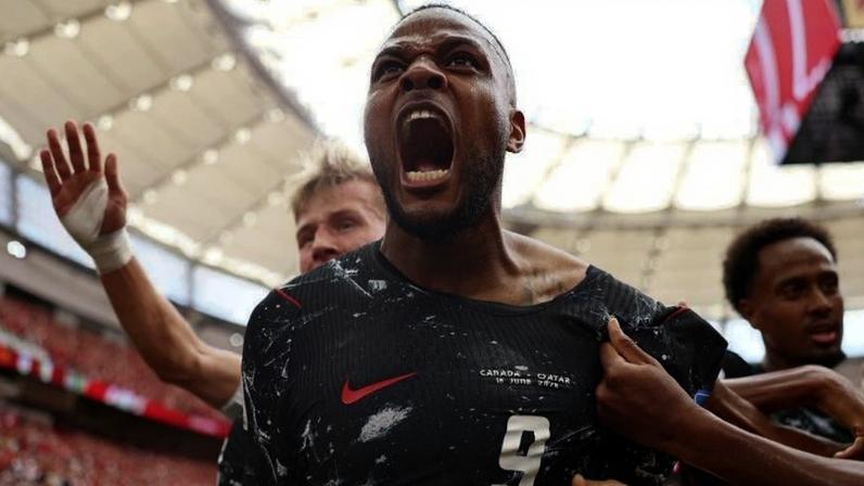 Larin comemora gol do Canadá contra o Qatar na Copa