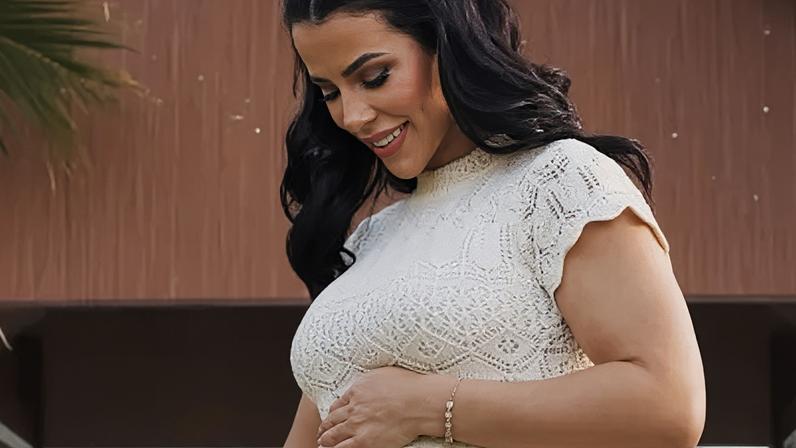 Ex-BBB exibe barriga de primeira gravidez nas redes sociais