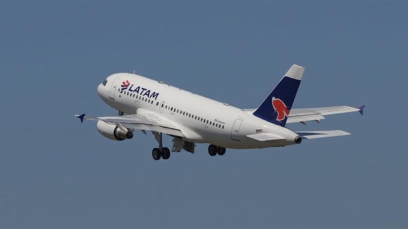 Avião da LATAM decola do Aeroporto de Congonhas, em São Paulo