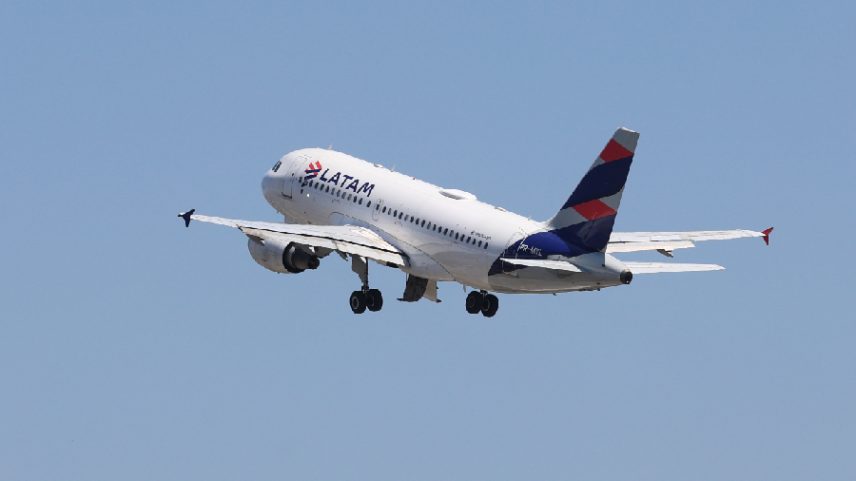 Avião da LATAM decola do Aeroporto de Congonhas, em São Paulo