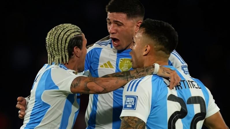 Lautaro Martínez é abraçado após marcar em Paraguai x Argentina