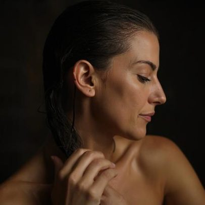 Especialistas explicam benefícios de lavar menos o cabelo no frio