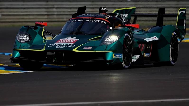 Aston Martin Valkyrie durante a primeira sessão de testes em Le Mans