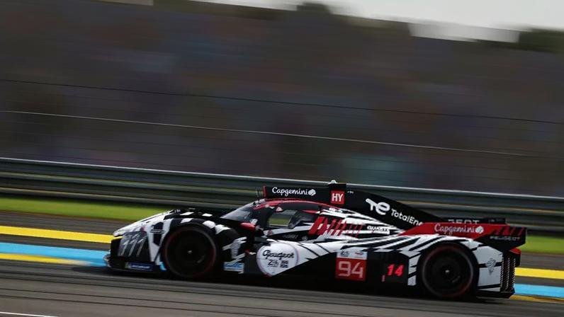 Peugeot 9x8 #94 de Loic Duval, Malthe Jakobsen e Théo Pourchaire durante as 24 Horas de Le Mans