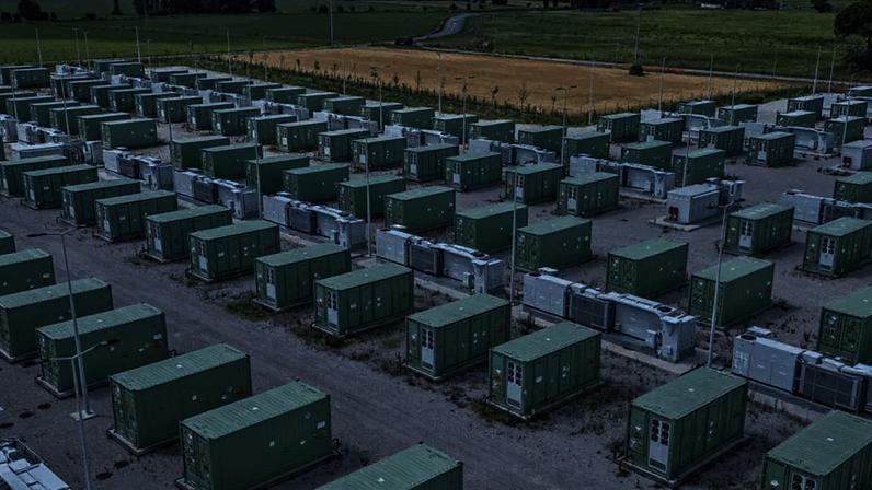 O uso das baterias é avaliado pelo governo como fundamental para ampliar a segurança e a flexibilidade do sistema diante do crescimento acelerado de fontes renováveis intermitentes, como a energia solar e a eólica
