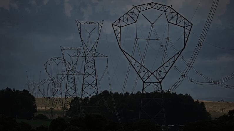 19 estados brasileiros serão beneficiados. Na imagem, torres de transmissão de energia