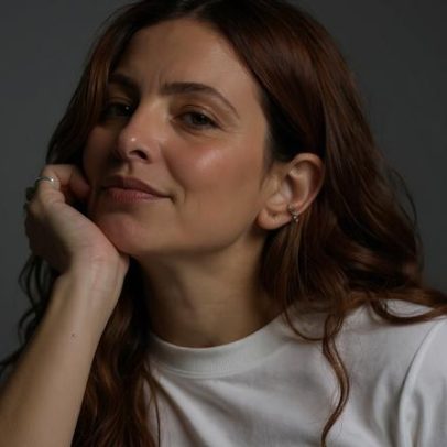 Lela Brandão fala sobre fibromialgia em novo livro e sinais do corpo