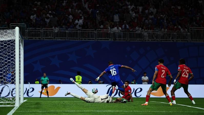 Lenny Joseph faz golaço de letra contra Marrocos na Copa do Mundo.