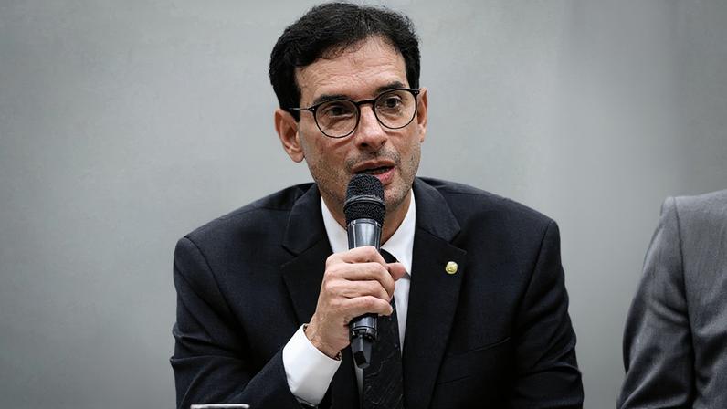 Leo Prates foi o relator da PEC (Proposta de Emenda à Constituição) que trata sobre o mesmo tema –aprovada na Câmara em 27 de maio