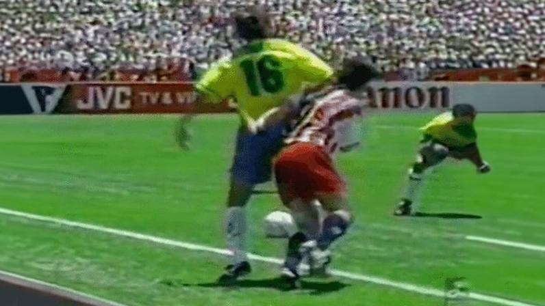 Leonardo dando cotovelada em Tab Ramos