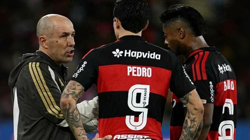 Leonardo Jardim, técnico do Flamengo, orienta Pedro e Bruno Henrique durante jogo contra o Cusco, pela Libertadores