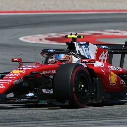Hamilton vence pela primeira vez com a Ferrari após tática agressiva