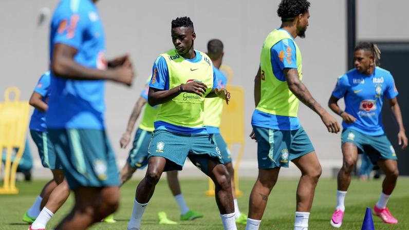 Luiz Henrique mostra toda sua coordenação em treino da Seleção — Foto: Rafael Ribeiro/CBF