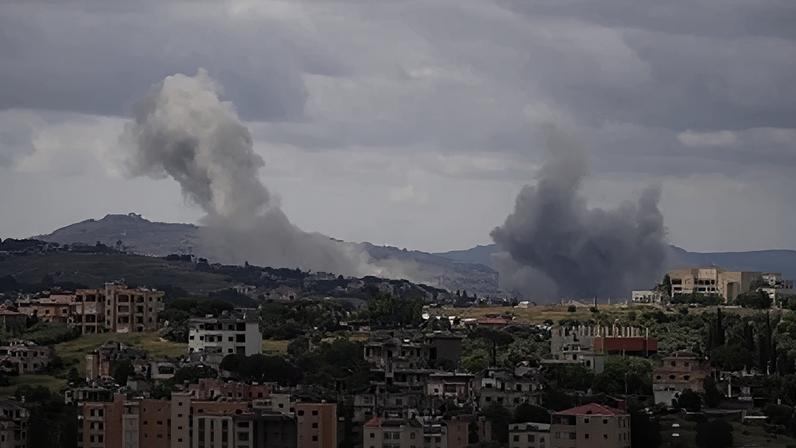 Fumaça se eleva no sul do Líbano, vista das regiões de Nabatieh e Marjayoun, após ataques israelenses relatados pela agência estatal de notícias libanesa (NNA).